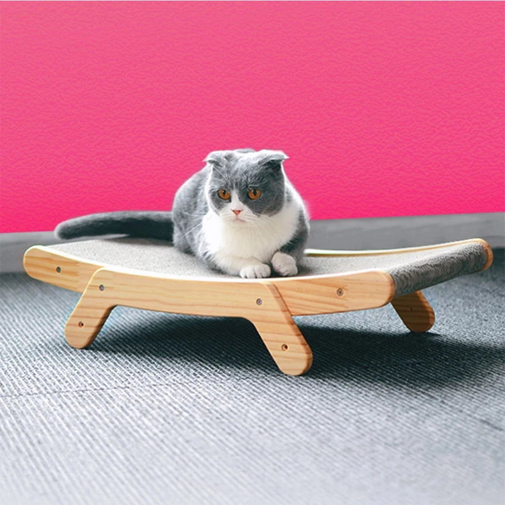 Ruhiges Katzenbett mit Kratzmatte